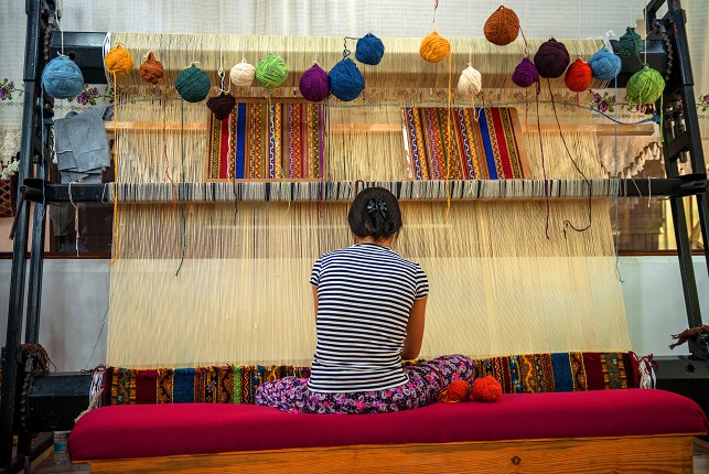 Une femme travaille à une manufacture de tapis a Cappadocia, Turquie